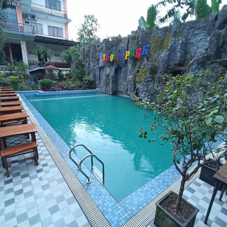 Grand Valonia Hotel Jember Exterior photo